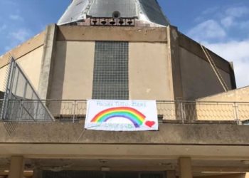 Andrà tutto bene. La scritta sul prospetto della Chiesa del Sacro Cuore di Gesù a Ragusa
