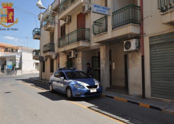 Comisano esce di casa, la polizia lo ferma e lui aggredisce gli agenti. Arrestato
