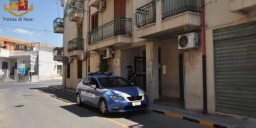 Comisano esce di casa, la polizia lo ferma e lui aggredisce gli agenti. Arrestato
