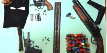 Deteneva a casa un fucile a canne mozze, un revolver e una pistola a salve, entrambe alterate, e varie cartucce. Arrestato