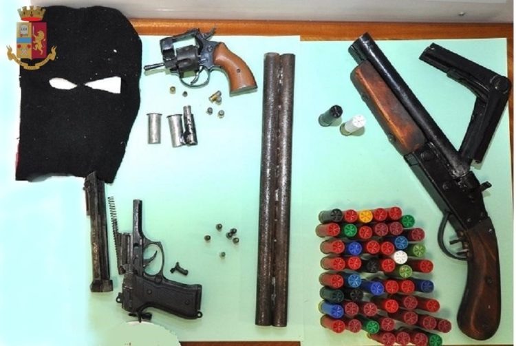 Deteneva a casa un fucile a canne mozze, un revolver e una pistola a salve, entrambe alterate, e varie cartucce. Arrestato
