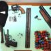 Deteneva a casa un fucile a canne mozze, un revolver e una pistola a salve, entrambe alterate, e varie cartucce. Arrestato