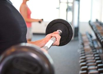 Modica: continua a far allenare i clienti in palestra, denunciato