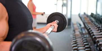 Modica: continua a far allenare i clienti in palestra, denunciato