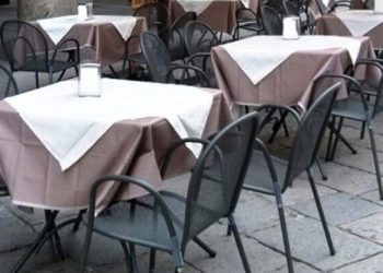 Seduti ai tavoli di un bar chiuso. Denunciate tre persone a Modica