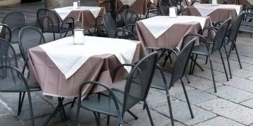 Seduti ai tavoli di un bar chiuso. Denunciate tre persone a Modica