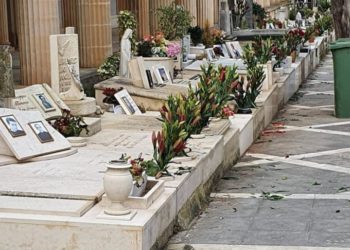Imprenditore floricolo di Vittoria dona i fiori al cimitero