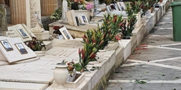Imprenditore floricolo di Vittoria dona i fiori al cimitero