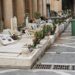 Imprenditore floricolo di Vittoria dona i fiori al cimitero