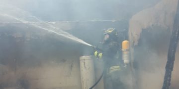 A fuoco il tetto di un’abitazione di Ragusa: probabilmente, è stato un forno a legna