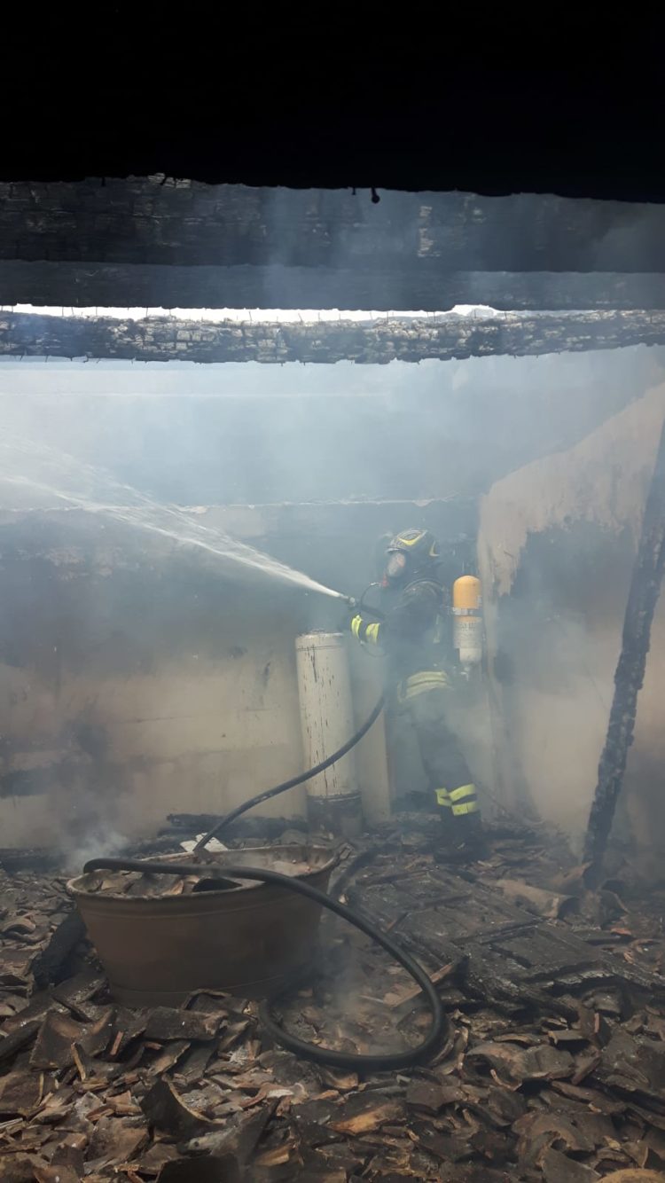 A fuoco il tetto di un’abitazione di Ragusa: probabilmente, è stato un forno a legna