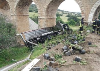 Ragusa: autocarro in una scarpata, ferito il conducente