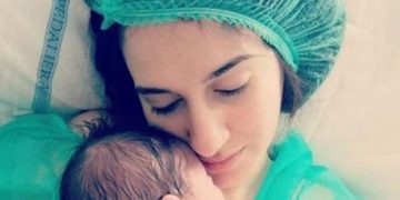 Nascere ai tempi del Covid: il papà assiste in collegamento con la sala parto del Maggiore