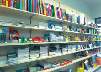 Una circolare della Regione chiarisce che librerie, cartolibrerie e negozi di abbigliamento per bambini possono riaprire