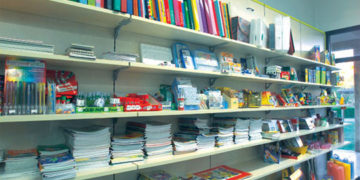 Una circolare della Regione chiarisce che librerie, cartolibrerie e negozi di abbigliamento per bambini possono riaprire