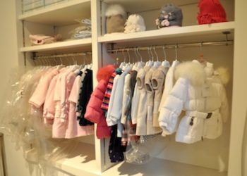 Riapertura delle attività di commercio al dettaglio di vestiti per bambini e neonati: le perplessità di Federmoda e Confcommercio