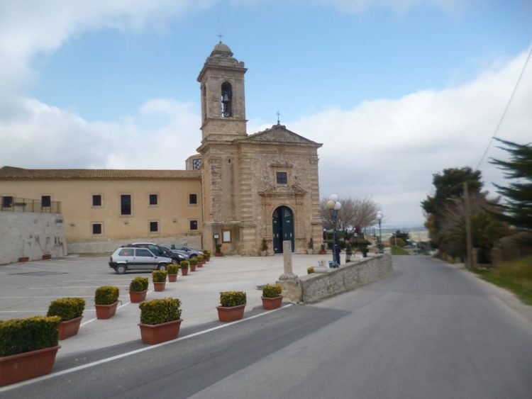 Dal 4 maggio si potranno celebrare i fuenerali, meglio all’aperto. A Chiaramonte, messo a disposizione l’anfiteatro del Santuario di Gulfi