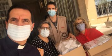 Ragusa si prepara alla festa di Santa Rita da Cascia: i parrocchiani del Sacro Cuore donano 200 mascherine alla Caritas