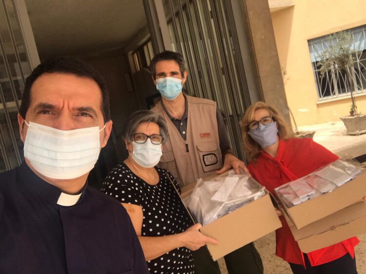 Ragusa si prepara alla festa di Santa Rita da Cascia: i parrocchiani del Sacro Cuore donano 200 mascherine alla Caritas