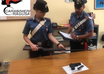 Scoppia una lite in famiglia, intervengono i carabinieri: giarratanese denunciato per porto abusivo d’armi