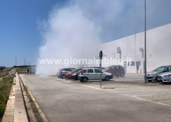 Ragusa: a fuoco un’auto nel parcheggio del Decathlon