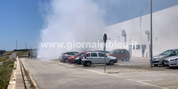 Ragusa: a fuoco un’auto nel parcheggio del Decathlon