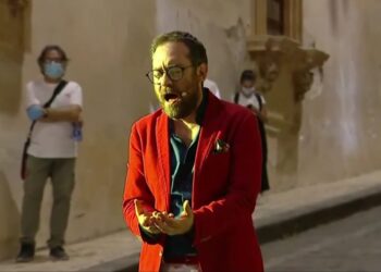 Prove tecniche per “Affacciabedda” all’infiorata di Noto. Il successo del Cunto in solitaria di Mario Incudine