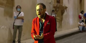 Prove tecniche per “Affacciabedda” all’infiorata di Noto. Il successo del Cunto in solitaria di Mario Incudine