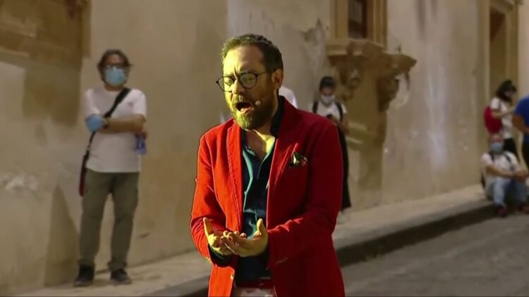 Prove tecniche per “Affacciabedda” all’infiorata di Noto. Il successo del Cunto in solitaria di Mario Incudine