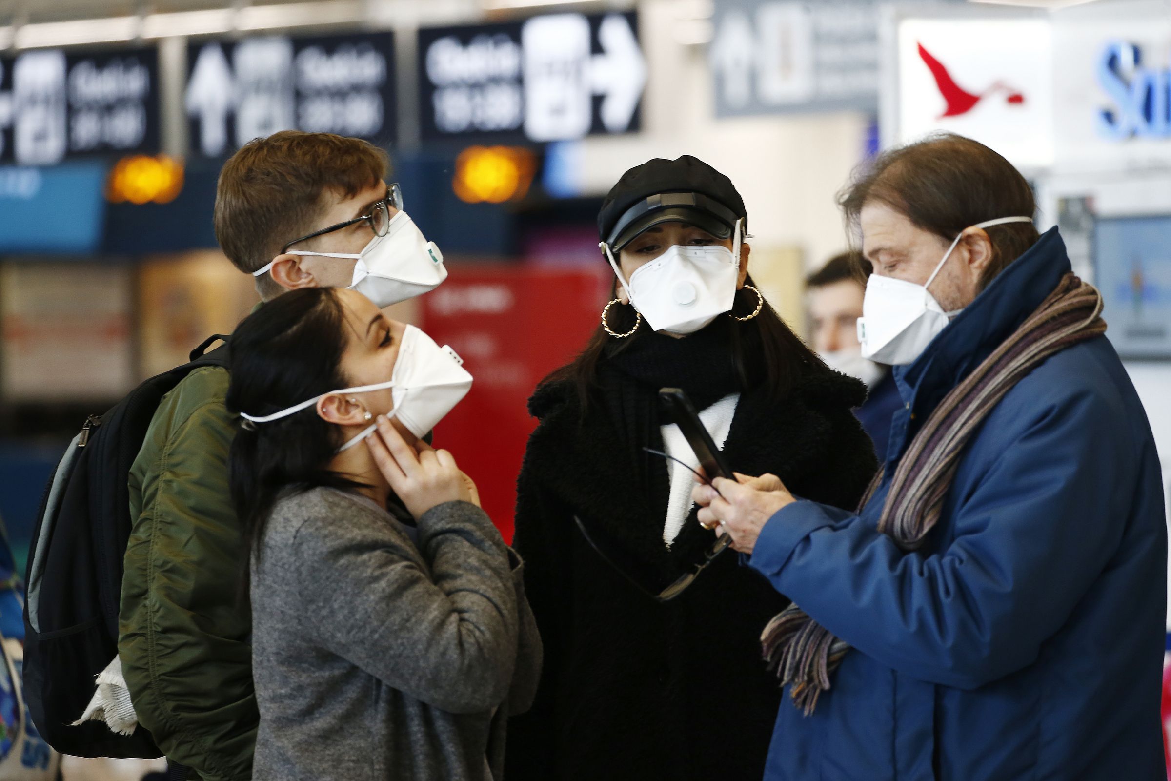 Foto Cecilia Fabiano/LaPresse 
31 gennaio 2020 Roma (Italia) 
Cronaca 
Coronavirus blocco del traffico aereo da e per la Cina
Nella foto :
Passeggeri e personale in transito all’ereoporto di  Fiumicino con mascherine sanitarie 
Photo Cecilia Fabiano/LaPresse 
January 31 , 2020 Rome (Italy) 
News
Flight suspended from and to China 
In the pic : passengers and staff in transit in Fiumicino airport wearing sanitary masks