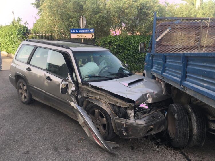 Modica: scontro auto-camion, due feriti