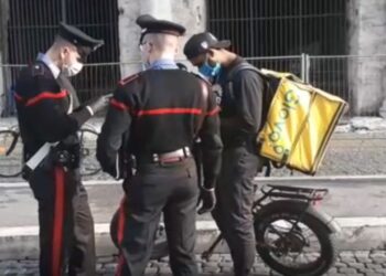 Caporalato e sfruttamento del lavoro, i carabinieri ascoltano oltre mille “riders”