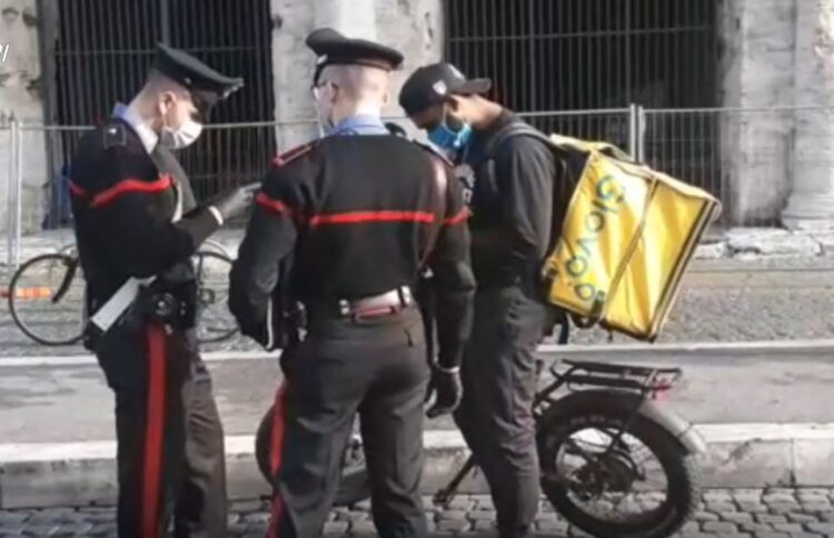 Caporalato e sfruttamento del lavoro, i carabinieri ascoltano oltre mille “riders”