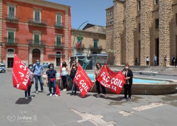 Flash Mob in piazza Poste a Ragusa: “La scuola deve ripartire a settembre”