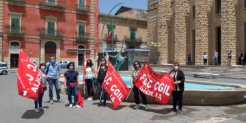 Flash Mob in piazza Poste a Ragusa: “La scuola deve ripartire a settembre”