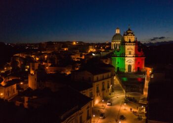 La bellezza del Duomo di San Giorgio illuminato con il tricolore