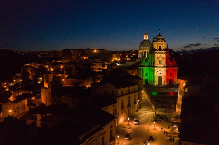 La bellezza del Duomo di San Giorgio illuminato con il tricolore