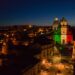 La bellezza del Duomo di San Giorgio illuminato con il tricolore