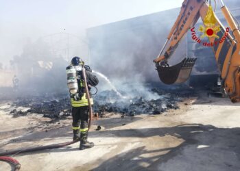 Incendio nel piazzale di una ditta di autotrasporti a Ragusa
