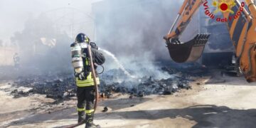 Incendio nel piazzale di una ditta di autotrasporti a Ragusa