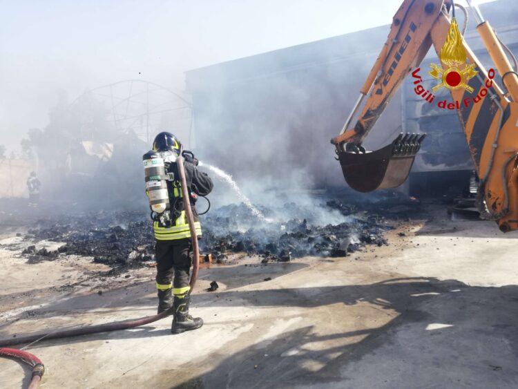 Incendio nel piazzale di una ditta di autotrasporti a Ragusa