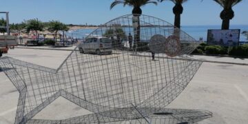 A Marina di Modica, il pesce mangia plastica