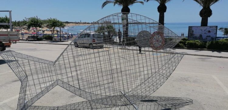 A Marina di Modica, il pesce mangia plastica