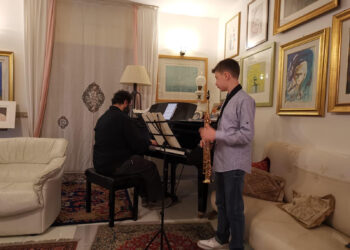 Un giovane di 13 anni di Scicli suona in occasione dell Giornata per la Difesa della Terra