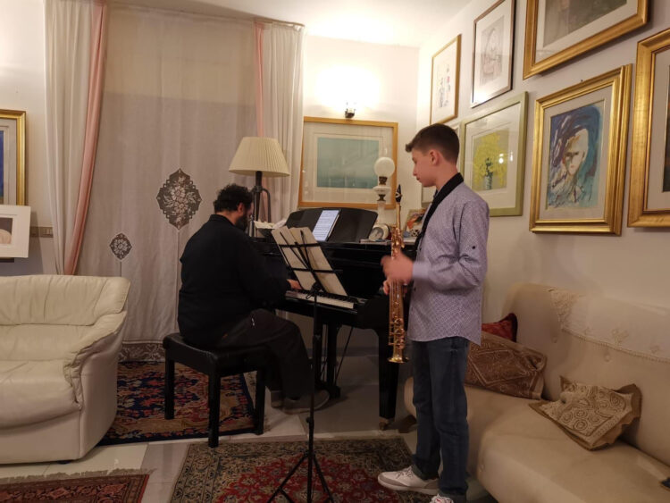 Un giovane di 13 anni di Scicli suona in occasione dell Giornata per la Difesa della Terra