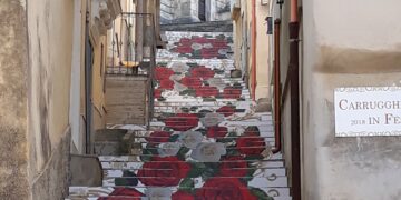 San Giovanni a Chiaramonte, la decorazione artistica della scalinata