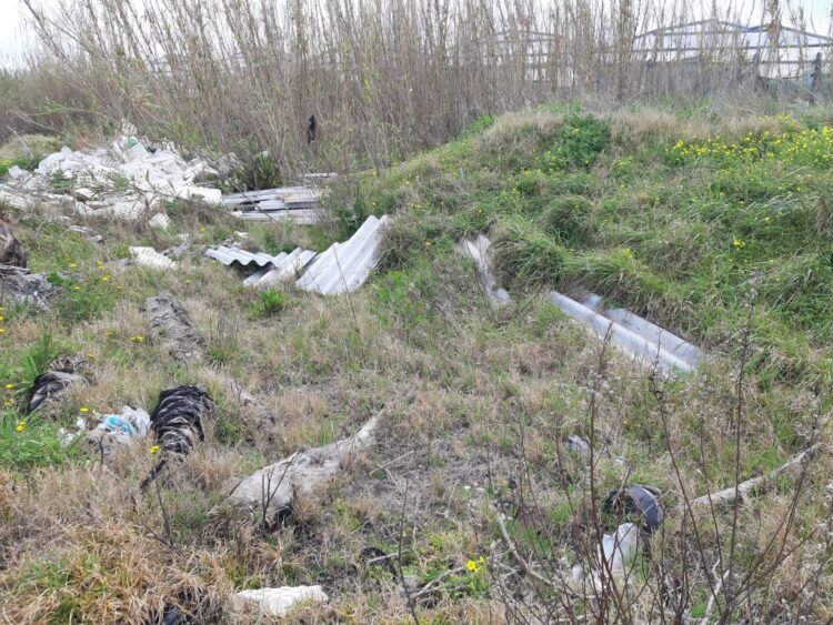 Si ripuliscono dai rifiuti pericolosi e non, le strade provinciali ed extraurbane