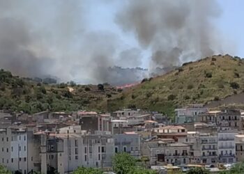 Grave incendio nel territorio di Scicli, chiesto l’intervento dei canadair
