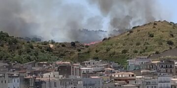 Grave incendio nel territorio di Scicli, chiesto l’intervento dei canadair
