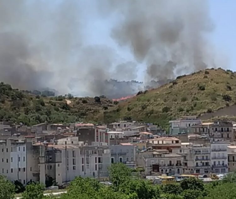 Grave incendio nel territorio di Scicli, chiesto l’intervento dei canadair